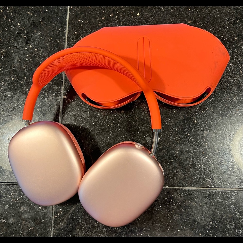 AirPods Max (salmon color).